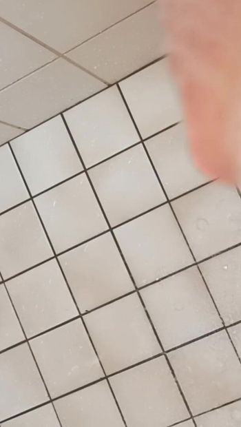 19-letni chłopiec masturbuje się pod publicznym prysznicem