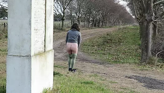 Patricia besucht zum ersten mal die farm und zieht sich aus