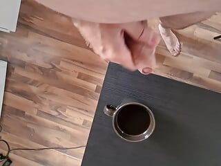 Russische man masturbeert en komt klaar in koffie die dan drinkt