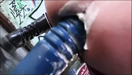 Bağlı adam büyük bir yapay penis kullanır