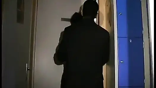 Zwei schöne brünetten treffen sich im club, um zu ficken