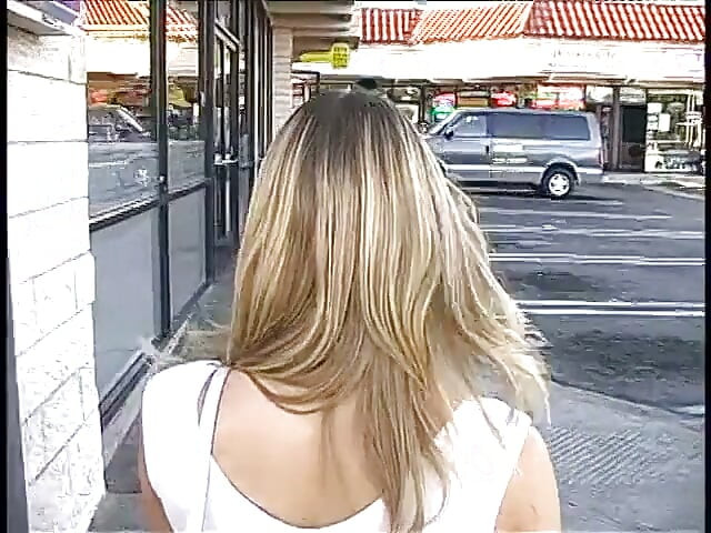 Joven rubia lujuriosa está lista para jugar con el vendedor de la tienda de películas para adultos para obtener un par de nuevos DVDs calientes