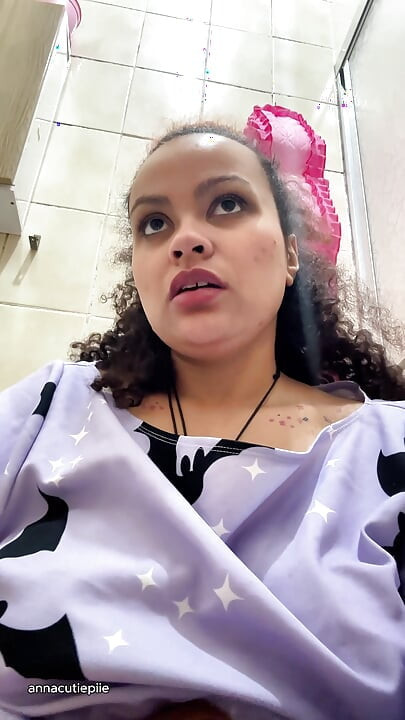 Shauchalay aur padne par gaisi doodh-ashishnu larki