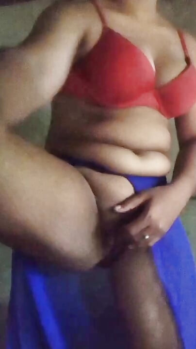 我穿着热辣的礼服给我的男友看了我的年轻屁股。