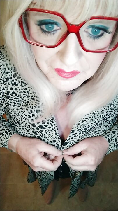 Crossdresser membuka baju