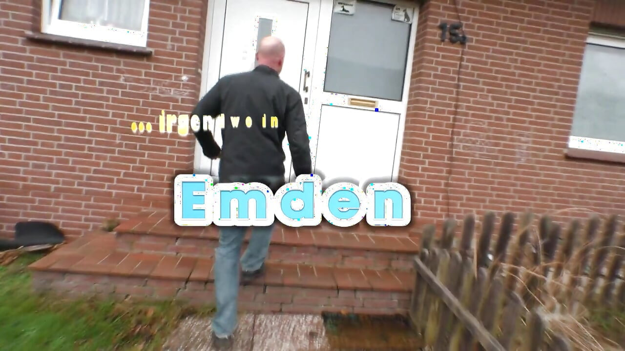 Obla tetovirana i probušena brineta uzima spermu u usta nakon što joj je njen ćelavi momak jebao pičku