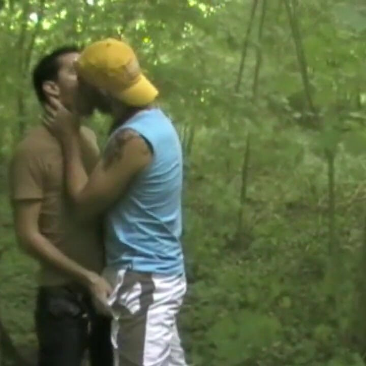 Baisée par un coquin sexuel dans une croisière dans la forêt en bois