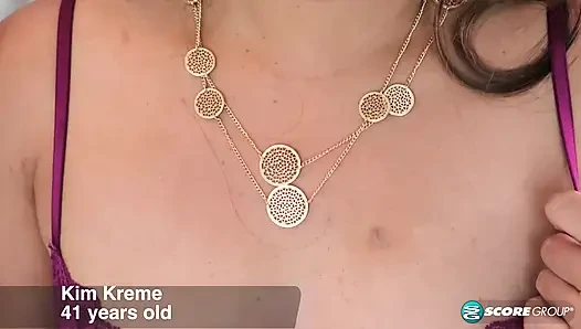 Kim Kreme трахает себя двумя игрушками
