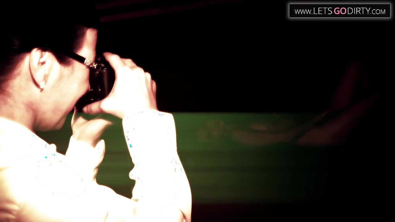 Skinny girl finger fucks herself after getting horny in photoshoot