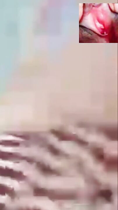 Chica asiática presume de su coño y sus tetas grandes