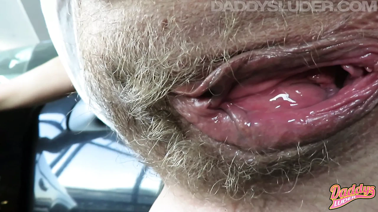 在停车场的小穴里撒尿 l Step Daddys Luder