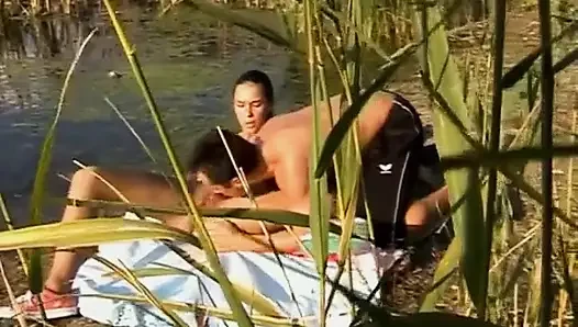 Victoria nehir kenarında sikiliyor
