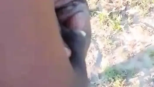 Afrikanischer amateur spritzt milch im freien