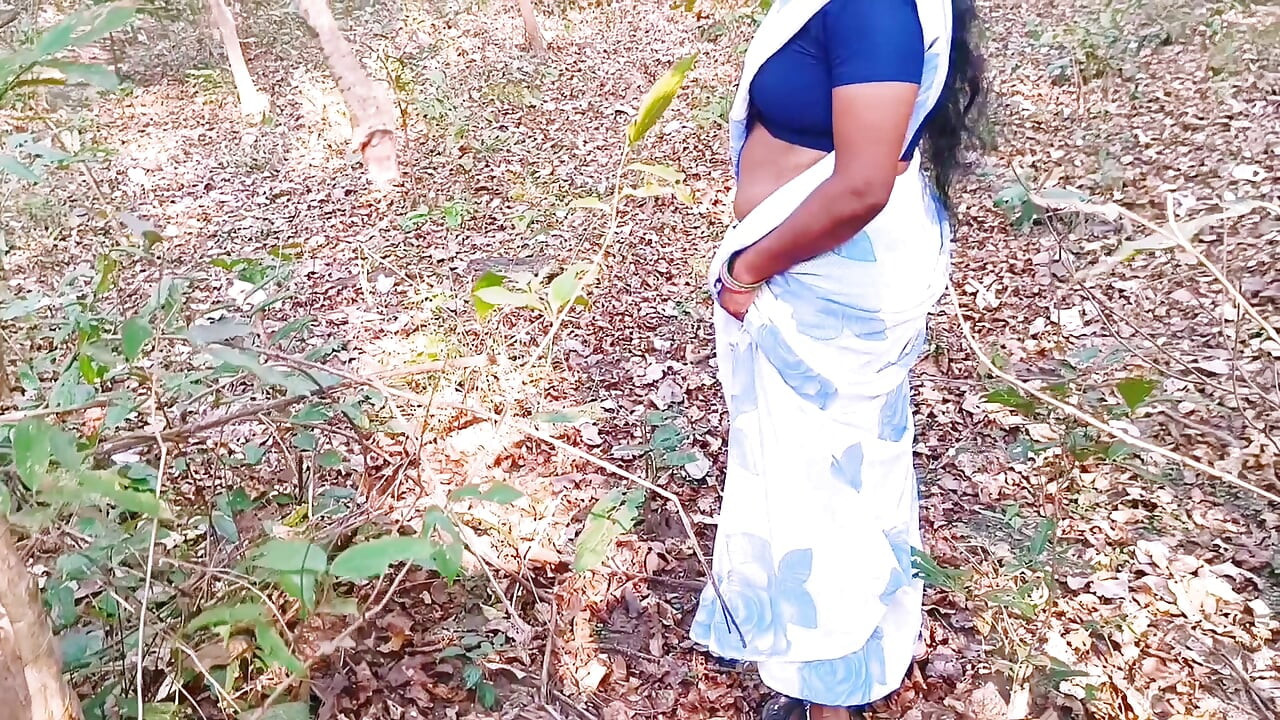 Desi utomhus djungelknull. Styvmamma och styvson hardcore knullar i skogen. Telugu smutsiga samtal.