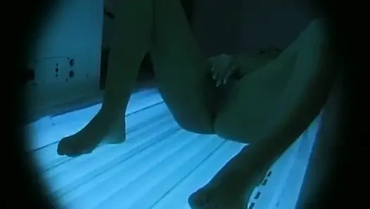 Эта симпатичная немецкая крошка не может перестать играть со своей идеальной киской