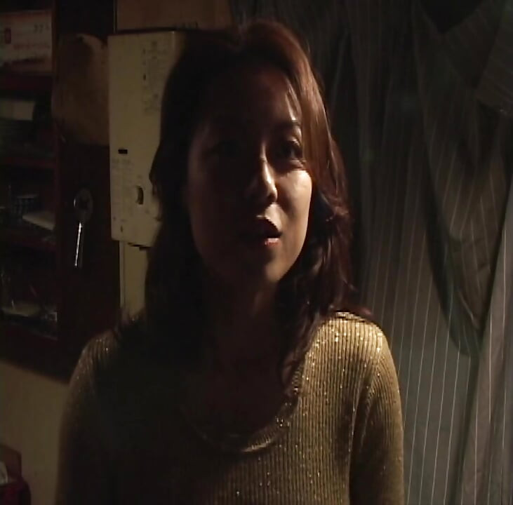 P135G06 A beautiful proprietress running a small nomiyaku with only a counter in Kabukicho. A sensual drama about a touting man and a man chased by debt collectors in the chaotic Showa-era Shinjuku!
