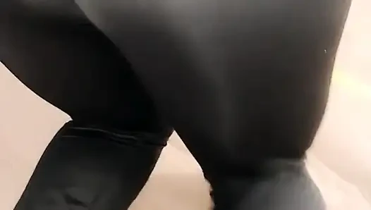 Ibu tiri dengan legging transparan tanpa celana dalam.
