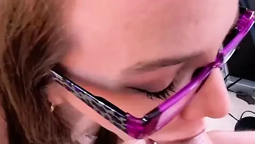 POV-stiefmutter blowjob tief in den hals