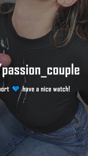 Mächtiger moment von "Zwei heiße cumshots auf kleidung! Welcher ist besser?"