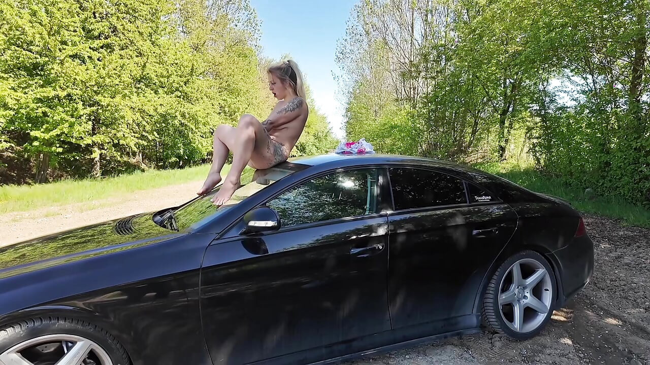 Little slut squirts from car roof