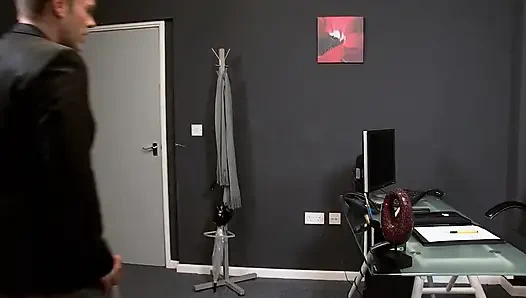 Küçük memeli sekreter ofiste sikiliyor