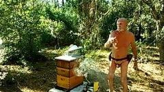 Provocare nudă cu apicultori