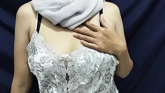 Orta yaşlı seksi kadın tesettürlü tek başına mastürbasyon yapıyor