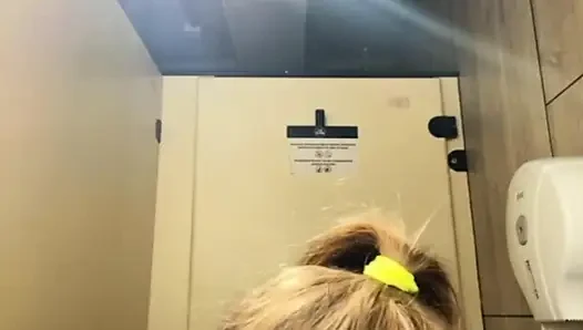 Jucielussie playing with herself in the gym