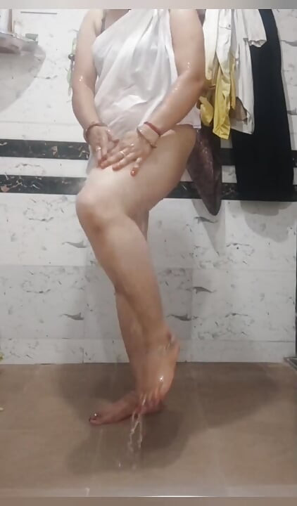 Bhabi Priya Berkongkek Tepi Belakang Besar