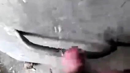 Bir çöplükte hızlı masturbasyon yapmak