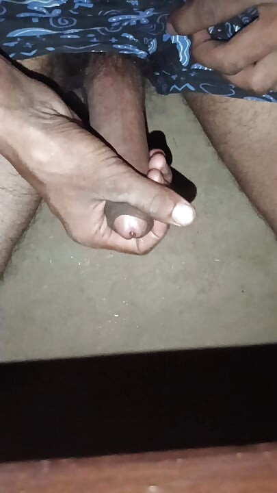 Khet se aate hi lund ko hilane ki tayari kar di or pani nikal gya young boy desi style handjob