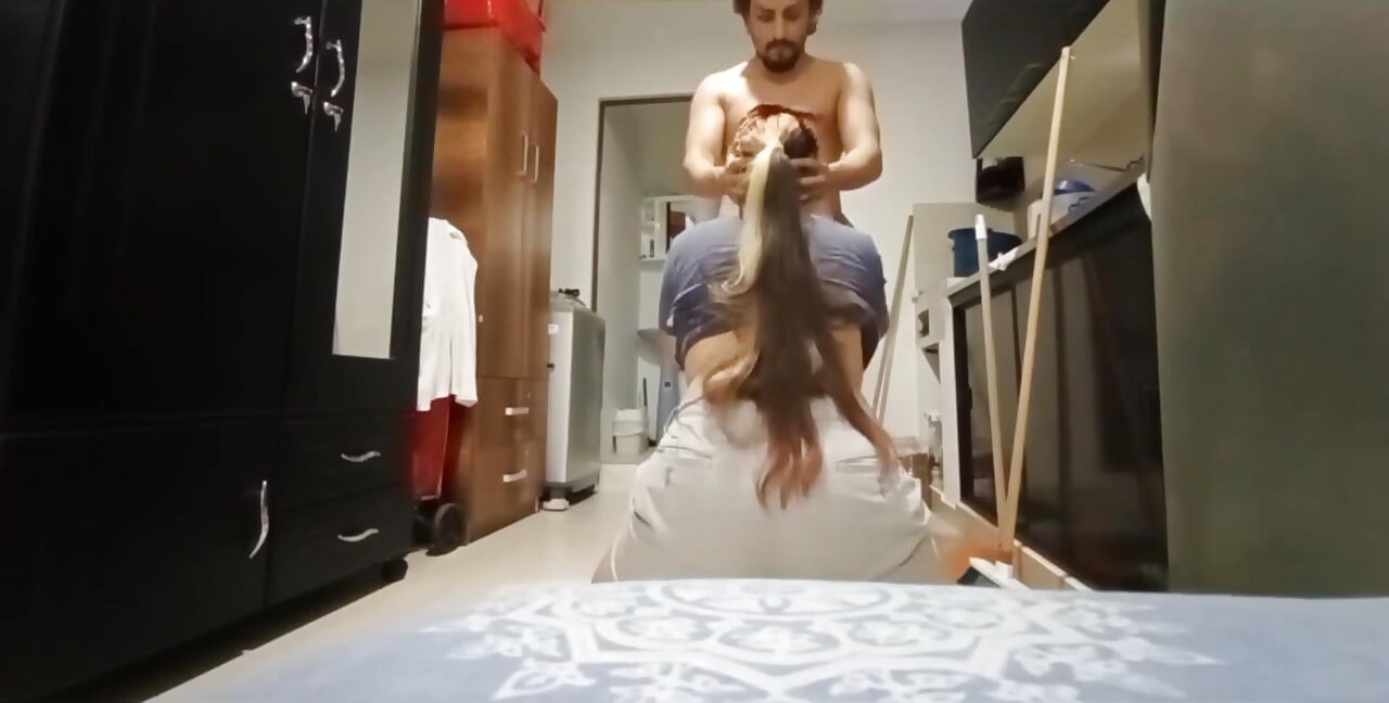 Increíble! Mi tía entró a la casa cuando estaba desnuda y cayó en la trampa