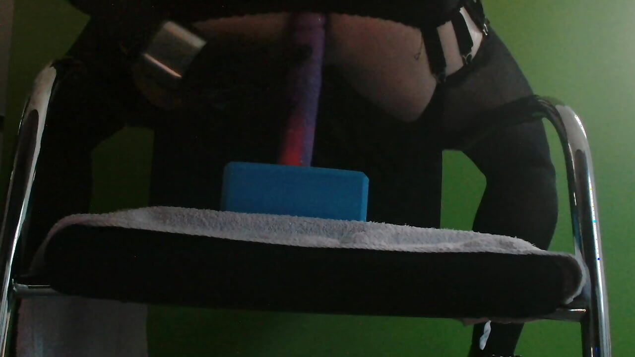 ركوب دسار بطول 22 سم على كرسي في اللاتكس والكعب.
