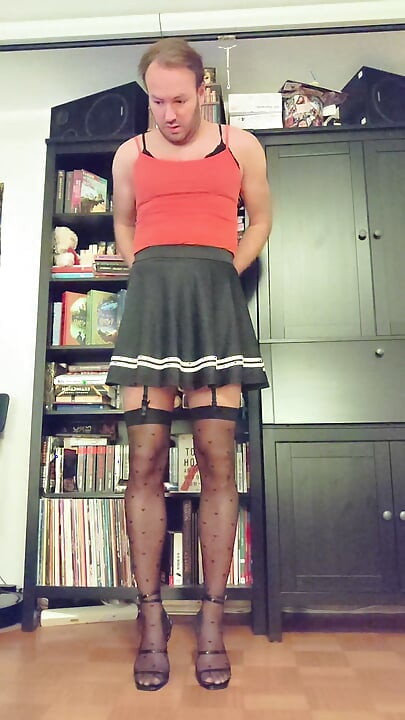 Humillación sissy en castidad - gancho anal atado al techo
