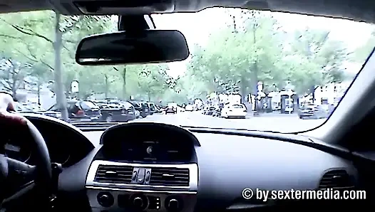 Берлин Ку'дамрасер оттащил возбужденную девушку