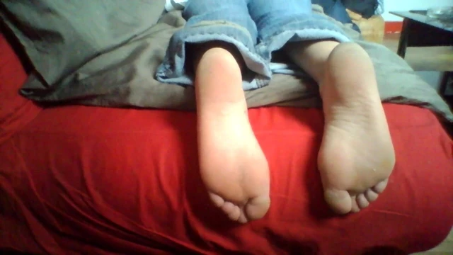 Her pretty soles when she suck