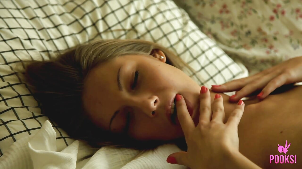 Perky boobs Roxana makes her teen snatch cum with a vibrator