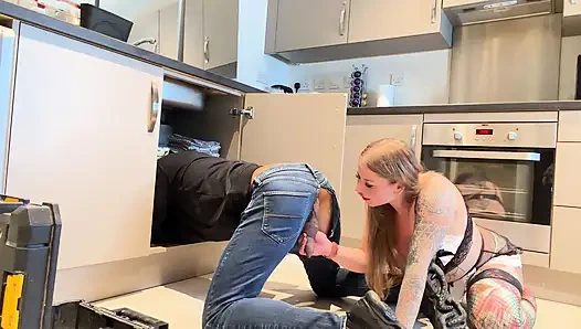 Tesisatçı Calvin hizmetçi Sandy'i iş üstünde sert sikiyor