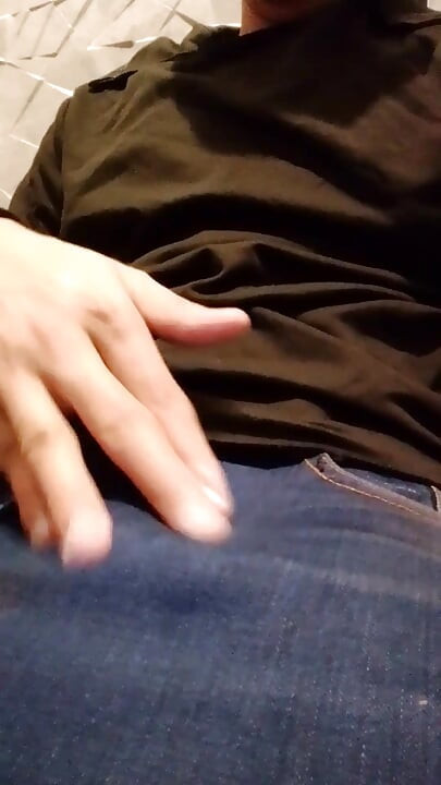 Indický Pohledný Chlapec Masturbuje, Zatímco Jeho Penis Je Tvrdý