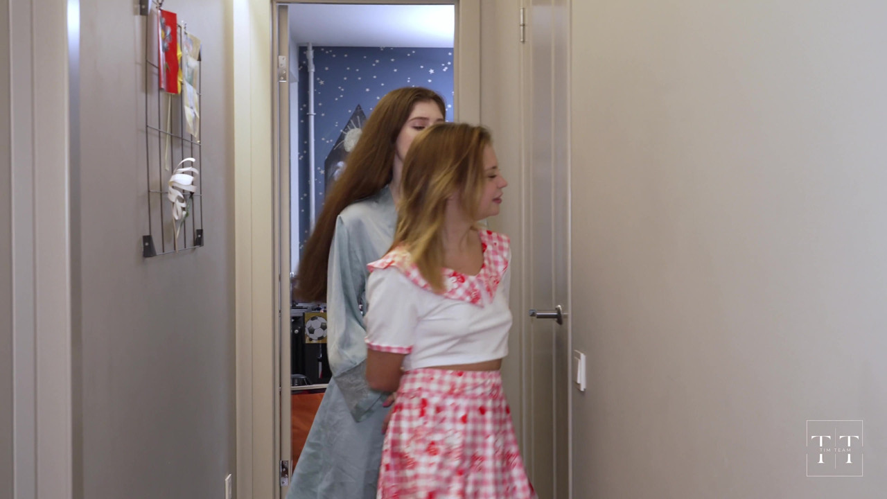 あなたはとても悪い女の子でした、ベラ!継父ティムはあなたを罰します