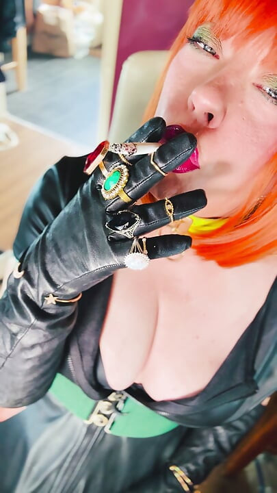 Wer liebt diese britische schlampe nicht, die für dich in Lederhandschuhen &ringen raucht! Tina Snua raucherin