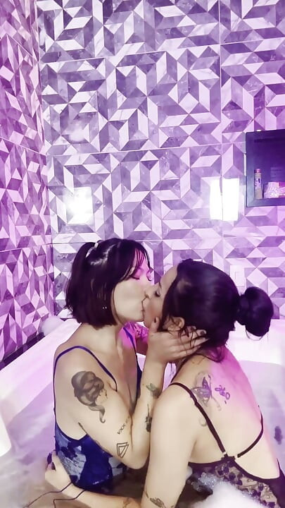 Bromas Y Besos Calientes Con Mi Amigo En La Bañera