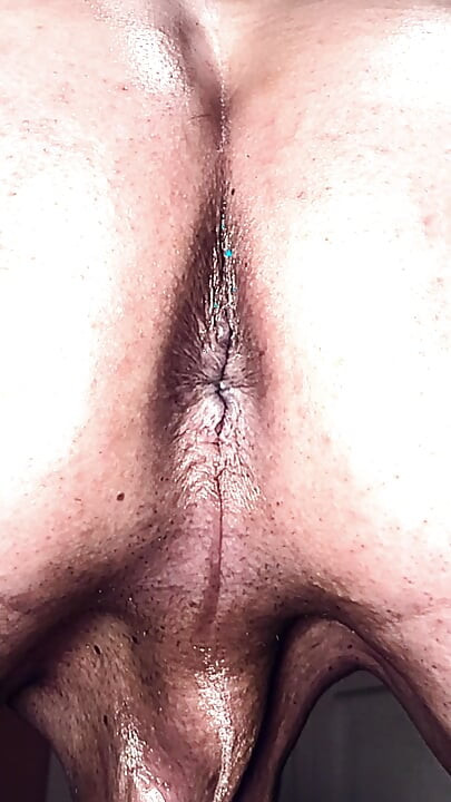 シシーなスラットのキャンディが巨大なガラスのディルドで尻を伸ばされる