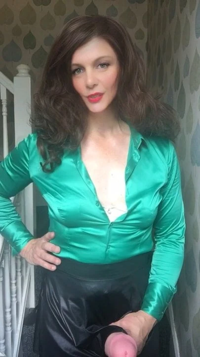 Transvestite wanks big dildo