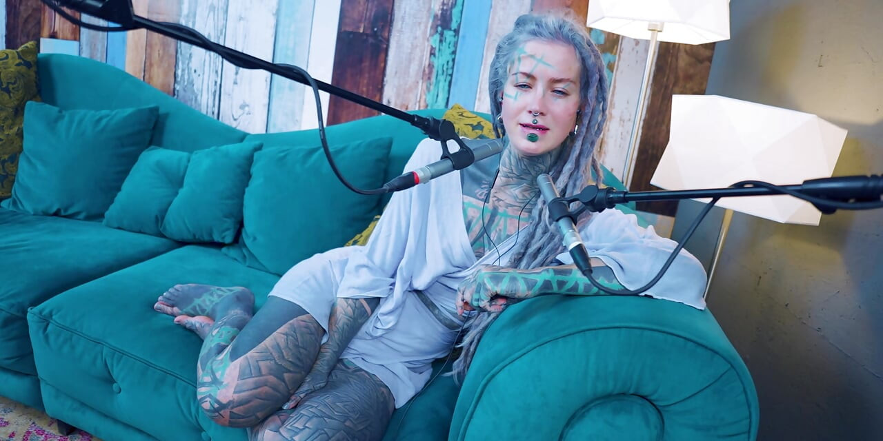 Eu falo sobre P - Passion - ASMR podcast SFW falando gótica magrinha menina dreadlocks tatuagem modelo tatuada menina