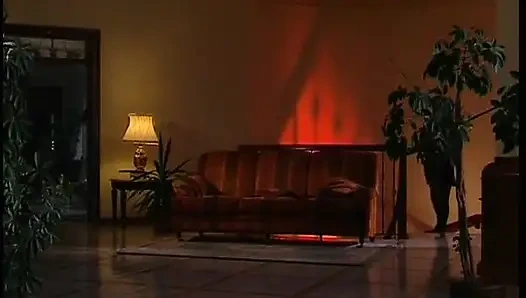 Seksi siyah çoraplı ateşli sürtük gözleri bağlı ve domaltmalı götten sikiliyor