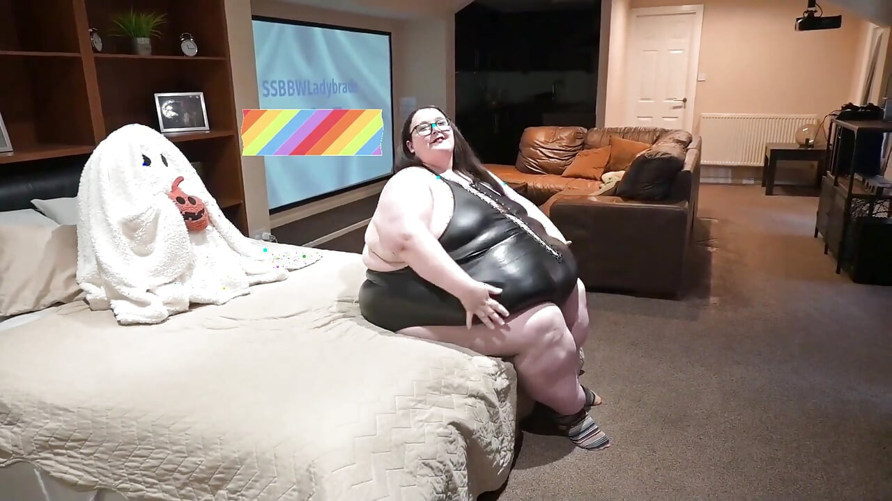 SsBBW bogini ciasny skórzany garnitur chodzenie