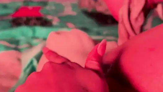 Ich liebe es, wenn ich von der universität nach hause komme und masturbiere, meine Vagina wirklich nass wird.