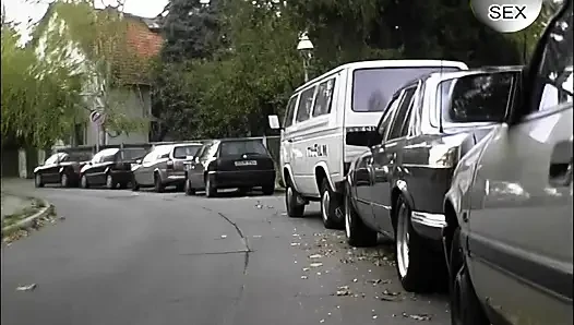 Heiße blondine fingert feuchte muschi bis zum zitternden orgasmus