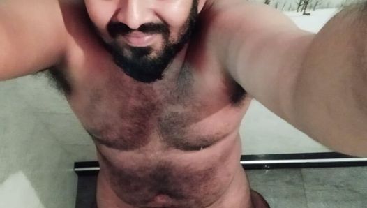 Sexy garoto indiano se masturba, gozada na barriga, prova porra própria..